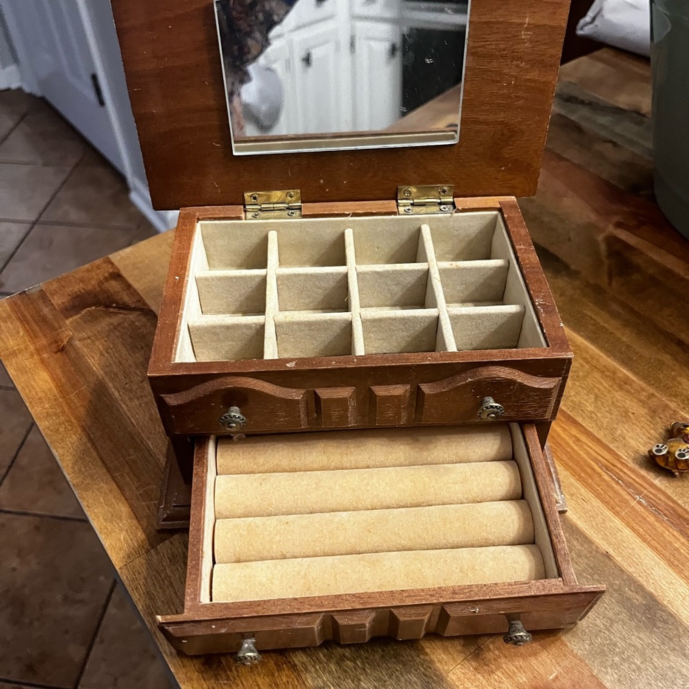 Vintage Centurion Wooden Jewelry Organizer Box - Picture 4 of 6